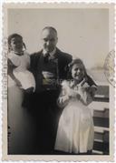 Retrato de Ramiro Valadão com as filhas Maria Teresa e Maria Francisca 