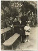 Retrato da Família Valadão no Jardim Público de Angra - Ramiro Valadão, Maria Emília Valadão Pereira, Alda Valadão do Vale e filho Eurico Valadão do Vale.