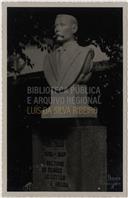 Retrato da Inauguração do Busto de António Manuel Lino no Jardim Público de Angra - Legenda "Dr. Lino, 1865-1827, Cultivou as Flores, as Letras, a Música"