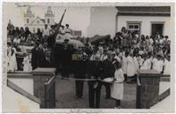 Inauguração da Escola Primária da Ladeira Branca - Ribeirinha - Plano dos Centenários - Anselmo Silveira, Francisco Valadão, Manuel Sousa Menezes (corta a fita inaugural), Padre Simões 