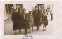 Retrato da Famíla Valadão em Lisboa - Alda Valadão do Vale, Ramiro Valadão, Maria Teresa Moreira Valadão, Francisco Valadão e Maria Teresa Moreira Valadão 