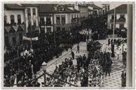 Celebrações de Regozijo pelos 25 anos de Salazar no Governo - Na Praça da Restauração, reunião das representações do desfile, após o mesmo. 