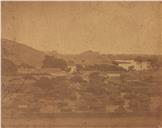 Vista da parte central de Catumbela em 1882, apanhando os muros da residência e da fortaleza. A sanzala que aqui se vê era denominada [Cavegato] e hoje (1899) já desapareceu e o terreno é ocupado por casas de negócio de construção recente"