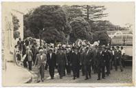 Manifestação de Homenagem a Francisco Lourenço Valadão Júnior aquando da sua retirada enquanto Secretário Geral do Governo Civil - Deixou o cargo por ter completado 70 anos de idade (lei ixorável de limite de idade); Acompanhamento em Cortejo do Largo Prior do Crato até à sua residência na Rua do Infante - Tenente-Coronel José Agostinho cumprimentando Francisco Valadão