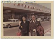 Retrato de Sara Moreira e Ramiro Valadão no Aeroporto de Los Angeles