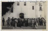 Manifestação de Homenagem a Francisco Lourenço Valadão Júnior aquando da sua retirada enquanto Secretário Geral do Governo Civil - Deixou o cargo por ter completado 70 anos de idade (lei ixorável de limite de idade); Acompanhamento em Cortejo do Largo Prior do Crato até à sua residência na Rua do Infante - Tenente-Coronel José Agostinho cumprimentando Francisco Valadão