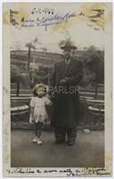 Retrato de Francisco Valadão e Maria de Lourdes no Jardim Público de Angra - filha de Vírginia e do Sousa e neta de Vírginia Valadão 