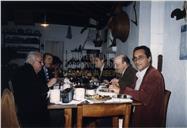 José Mendonça Brasil e Ávila com um grupo de amigos (provavelmente numa atividade do Instituto Açoriano de Cultura)