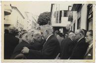 Manifestação de Homenagem a Francisco Lourenço Valadão Júnior aquando da sua retirada enquanto Secretário Geral do Governo Civil - Deixou o cargo por ter completado 70 anos de idade (lei ixorável de limite de idade); Acompanhamento em Cortejo do Largo Prior do Crato até à sua residência na Rua do Infante - Tenente-Coronel José Agostinho cumprimentando Francisco Valadão