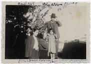 Retrato de Grupo - Na Vila Nova - Evangelina Machado Valadão, Evangelina Vitória (filha de Isabel Vitória), Maria Teresa Moreira Valadão, Francisco Valadão e Henrique Botelho 