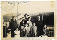 Retrato da Família Valadão - Segunda-feira da Serreta - Nos Biscoitos - Eugénio Valadão, Rosália Flores Valadão, netos, Francisco Valadão e netas Maria Teresa Moreira Valadão e Maria Francisca Moreira Valadão 