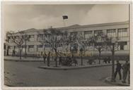 Retrato da Escola Infante D. Henrique no Largo Dr. Oliveira Salazar 