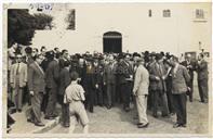 Manifestação de Homenagem a Francisco Lourenço Valadão Júnior aquando da sua retirada enquanto Secretário Geral do Governo Civil - Deixou o cargo por ter completado 70 anos de idade (lei ixorável de limite de idade); Acompanhamento em Cortejo do Largo Prior do Crato até à sua residência na Rua do Infante - Tenente-Coronel José Agostinho cumprimentando Francisco Valadão