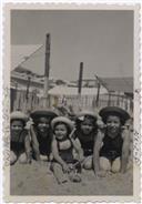 Retrato de Maria Teresa, Maria Francisca e outras meninas no Estoril - Praia