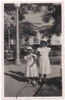 Retrato de Maria Teresa e Maria Francisca Moreira Valadão num jardim no Estoril 