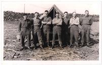 Retrato de grupo de militares em acampamento 