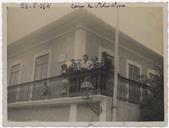 Retrato de Grupo na Varanda da Casa da Vila Nova - Francisco Valadão, Evangelina Machado Valadão, Alvarina Simões Flores, Álvaro Simões, Maria das Mercês Valadão Simões e neta de Álvaro Simões 