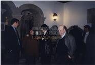 José Mendonça Brasil e Ávila com amigos numa exposição no Palácio Bettencourt