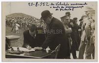 Retrato de Francisco Valadão assinando o auto da inauguração do Padrão 