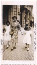 Retrato de Sara Moreira Valadão com as filhas Maria Teresa e Maria Francisca Moreira Valadão em Lisboa