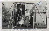 Retrato de Grupo junto ao baloiço - No Carnaval - José Martins da Fonseca, Francisco Valadão, Maria Francisca Moreira Valadão (no baloiço), Evangelina Soares, Evangelina Valadão e Maria da Luz (serviçal - micaelense)