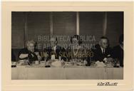 Retrato no Jantar de Confraternização dos antigos alunos do Liceu de Ponta Delgada - Rogério Vargas Moniz, Armando Cândido, Homirina de Oliveira Machado Dias, Álvaro Sampaio, Rosa Amélia de Macedo, Corte-Real e Amaral, Senhorinha Brum, Luís Freitas de Oliveira.