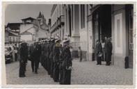 Retrato de Parada dos Bombeiros em frente à Sede - Francisco Valadão, D. Manuel de Sousa Menezes passando revista à formação de Bombeiros