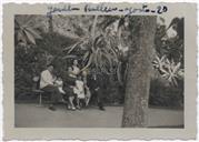 Retrato no Jardim Público de Angra - Corte-Real e Amaral, Francisco Valadão, Evangelina Valadão, Maria Teresa e Maria Francisca Moreira Valadão 