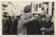 Manifestação de Homenagem a Francisco Lourenço Valadão Júnior aquando da sua retirada enquanto Secretário Geral do Governo Civil - Deixou o cargo por ter completado 70 anos de idade (lei ixorável de limite de idade); Acompanhamento em Cortejo do Largo Prior do Crato até à sua residência na Rua do Infante - Tenente-Coronel José Agostinho cumprimentando Francisco Valadão