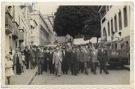 Manifestação de Homenagem a Francisco Lourenço Valadão Júnior aquando da sua retirada enquanto Secretário Geral do Governo Civil - Deixou o cargo por ter completado 70 anos de idade (lei ixorável de limite de idade); Acompanhamento em Cortejo do Largo Prior do Crato até à sua residência na Rua do Infante - Tenente-Coronel José Agostinho cumprimentando Francisco Valadão