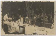 Retrato à mesa no Jardim da Casa dos Romeiros - Eng. Vicente, Tenente-Coronel José Agostinho, Arménio Lopes, Coronel Silva Leal, Francisco Valadão. 
