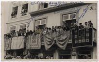 Retrato de pessoas nas varandas, assistindo ao desfile militar - Rua da Sé - "Athanásio"