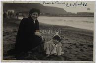 Retrato de Sara Moreira e Maria Teresa Moreira Valadão na Praia da Vitória