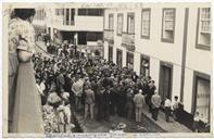 Manifestação de Homenagem a Francisco Lourenço Valadão Júnior aquando da sua retirada enquanto Secretário Geral do Governo Civil - Deixou o cargo por ter completado 70 anos de idade (lei ixorável de limite de idade); Acompanhamento em Cortejo do Largo Prior do Crato até à sua residência na Rua do Infante - Tenente-Coronel José Agostinho cumprimentando Francisco Valadão