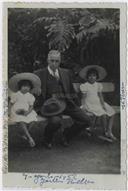 Retrato de Francisco Valadão com as netas Maria Teresa e Maria Francisca no Jardim Público de Angra 