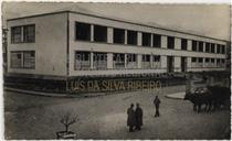 Retrato da Escola Infante D. Henrique no Largo Dr. Oliveira Salazar 