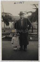 Retrato de Francisco Valadão e neta Maria Teresa Moreira Valadão no Jardim Público de Angra 