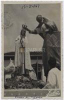 Visita da Imagem de Nossa Senhora de Fátima à Praia da Vitória  - Bispo D. Guilherme a colocar a coroa a Nossa Senhora de Fátima. 