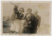 Retrato da Família Moreira Valadão, Ramiro, Sara, Maria Teresa e Maria Francisca e creada