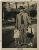 Retrato de Francisco Valadão com duas crianças no Jardim Público 