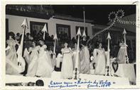 Retrato da Rainha das Festas da Cidade de 1968 - Maria do Amparo <span class="hilite">Pereira</span> e damas