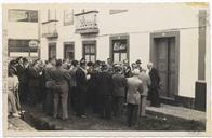 Manifestação de Homenagem a Francisco Lourenço Valadão Júnior aquando da sua retirada enquanto Secretário Geral do Governo Civil - Deixou o cargo por ter completado 70 anos de idade (lei ixorável de limite de idade); Acompanhamento em Cortejo do Largo Prior do Crato até à sua residência na Rua do Infante - Tenente-Coronel José Agostinho cumprimentando Francisco Valadão