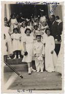 Coroação dos Quatro Cantos - à saída da Igreja - Maria Filomena Caldeira, Maria Teresa Moreira Valadão, filha de João Botelho, filho de Andrade