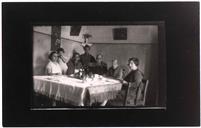 Retrato da Família Valadão à Mesa na Casa da Vila Nova - Evangelina Machado Valadão, Eurico António Valadão do Vale, Francisco Valadão Jr., Ramiro Valadão, Francisco Valadão (pai), Emília Gaspar Valadão e Alda Valadão do Vale  