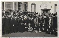 Estudantes à espera do Grupo da Associação Académica de Coimbra - Campo de Aviação das Lajes 