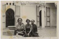 Retrato de Evangelina Valadão, Sara Moreira Valadão e Vera Saltini - No Palácio do Sultão em Tânger 