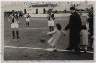 Jogo da Académica de Coimbra com a Seleção da Terceira - Maria Helena (filha do Governador Eng. Abecassis) dando o ponta-pé de saída