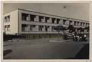 Retrato da Escola Infante D. Henrique no Largo Dr. Oliveira Salazar 