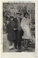 Retrato de Francisco Valadão com as netas, Maria Teresa e Maria Francisca Moreira Valadão no Jardim Público de Angra