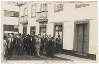 Manifestação de Homenagem a Francisco Lourenço Valadão Júnior aquando da sua retirada enquanto Secretário Geral do Governo Civil - Deixou o cargo por ter completado 70 anos de idade (lei ixorável de limite de idade); Acompanhamento em Cortejo do Largo Prior do Crato até à sua residência na Rua do Infante - Tenente-Coronel José Agostinho cumprimentando Francisco Valadão